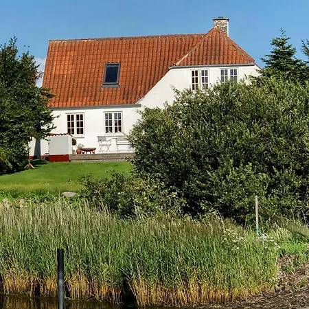 Historic House With Beautiful View On South Funen Fjaellebroen